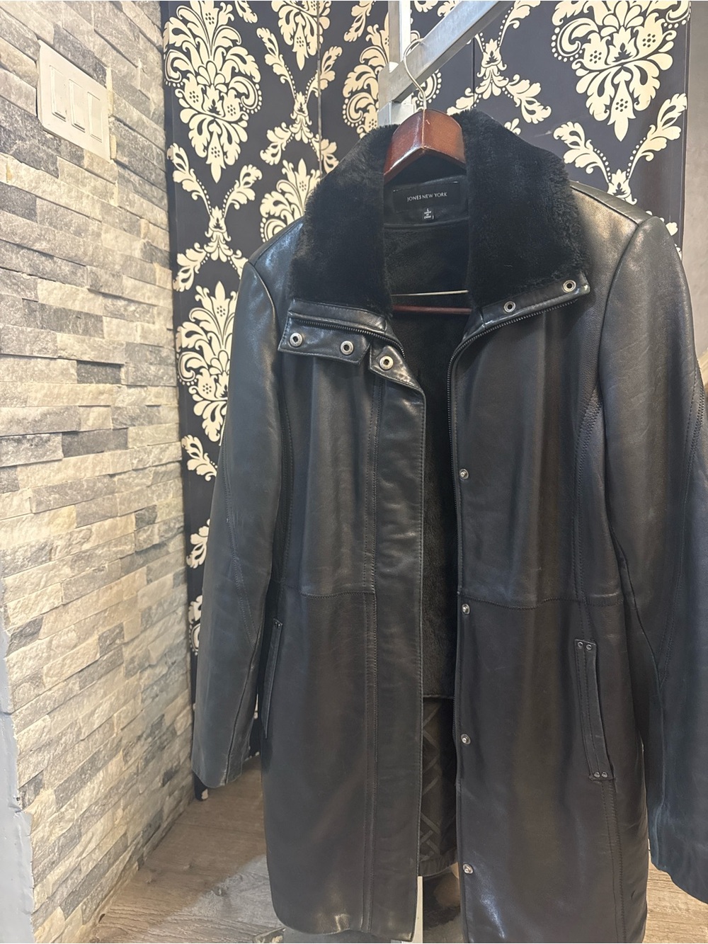 Woman jones New York Black Leather Coat with Faux Fur Collar